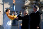 Il Presidente Ciampi consegna la Torcia olimpica al 1&#176;tedoforo Stefano Baldini. A destra nella foto Valentino Castellani, Presidente del Comitato Organizzatore Olimpico Torino 2006.