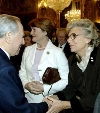 Il Presidente Ciampi, nella foto con Emilia Carulli e Anna Cascella, premiate in occasione della cerimonia di consegna dei diplomi di benemerenza di Prima Classe con Medaglia d'Oro.