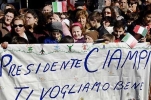 L'attesa dei giovani scolari per l'arrivo in citt&#224; del Presidente della Repubblica Carlo Azeglio Ciampi e della moglie Franca