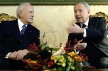 Il Presidente Ciampi con il Presidente della Repubblica Ellenica Karolos Papoulias, durante i colloqui.