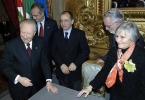 Il Presidente Ciampi, nella foto con il Sindaco di Roma Walter Veltroni, il Prof. Raffaele Romano, il Presidente delle Comunit&#224; Ebraiche italiane Amos Luzzatto e l'ex deportata Signora Tatiana Bucci, in occasione della ricorrenza del &quot;Giorno della Memoria&quot;.