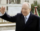 Il Presidente Ciampi risponde al saluto della gente, subito dopo aver reso omaggio al  Monumento dei Caduti in Guerra.