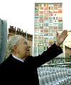 Il Presidente Ciampi davanti alla Casa delle Bandiere, durante la visita ad alcune strutture