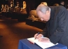 Il Presidente Ciampi in visita al Museo Egizio firma il Libro d'Onore.
