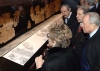 Il Presidente Ciampi con la moglie Franca, durante la visita alla  mostra del papiro di Artemidoro di Efeso, accompagnati dal Prof. Salvatore Settis e dal Papirologo Claudio Gallazzi.