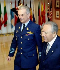 Il Presidente Ciampi, accompagnato dal Comandante del NATO Defense College, Marc Vankeirsbilck, durante la celebrazione dei 40 anni dell'insediamento a Roma.