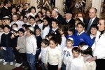 Il Presidente Ciampi, il Rabbino Emerito Elio Toaff ed il Presidente della Comunit&#224; Ebraica di Roma, Leone Paserman, posano per una foto ricordo con i bambini delle scuole della Comunit&#224;, in occasione della visita, in forma privata, al Museo Ebraico ed al Tempio Maggiore di Roma