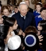 Il Presidente Ciampi tra i bambini della Comunit&#224; Ebraica di Roma, in occasione della visita in forma privata al Museo Ebraico ed al Tempio Maggiore di Roma