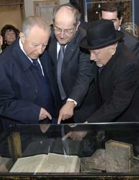 Il Presidente Ciampi, nella foto con Leone Paserman, Presidente della Comunit&#224; Ebraica di Roma ed il Rabbino Emerito Elio Toaff, durante la visita al rinnovato Museo Ebraico