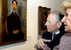 Il Presidente Ciampi durante la visita alla Mostra &quot;Modigliani&quot; osserva un ritratto di Leopold Zborowski, illustrato dalla Prof.ssa Mariateresa Benedetti.