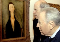 Il Presidente Ciampi, nella foto con il Sovrintendente Claudio Strinati, durante la visita alla Mostra&quot;Modigliani&quot;.
