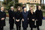 Il Presidente Ciampi, nella foto con Gianni Letta, Sotto Segretario della Presidenza del Consiglio, Antonio Martino, Ministro della Difesa ed i familiari di Nicola Calipari, in occasione della cerimonia di scoprimento della stele dedicata allo scomparso