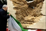 Il Presidente Ciampi, nella sede del SISMI di Forte Braschi, durante la cerimonia di scoprimento della stele dedicata a Nicola Calipari