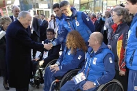 Il Presidente Ciampi, all'arrivo al Villaggio Olimpico, saluta gli Atleti e i Dirigenti