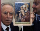 Il Presidente Ciampi visita la Mostra su &quot;Antonello da Messina&quot; alle Scuderie del Quirinale. Nella foto il curatore della Mostra Giovanni Carlo Federico Villa e il dipinto &quot;Madonna col Bambino e un francescano in adorazione&quot;.