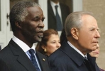 Il Presidente Ciampi con il Presidente della Repubblica del Sud Africa, Thabo Mbeki, durante la cerimonia di accoglienza.