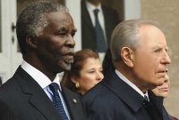 Il Presidente Ciampi con il Presidente della Repubblica del Sud Africa, Thabo Mbeki, durante la cerimonia di accoglienza.