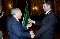 Il Presidente Ciampi prende in consegna la Bandiera nazionale dalle mani di Armin Zoeggeler, Alfiere della squadra italiana.