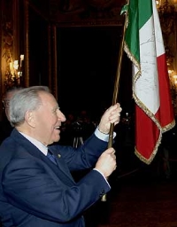 Il Presidente Ciampi e la Bandiera nazionale con le firme degli Atleti vincitori di medaglia olimpica.