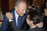 Il Presidente Ciampi abbraccia Luca Pancalli, Presidente delle Paralimpiadi.