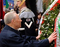 Il Presidente Ciampi depone una corona di alloro sulla lapide posta all'ingresso delle Cave Ardeatine, in occasione della cerimonia commemorativa del 62&#176; anniversario dell'eccidio delle Fosse Ardeatine.