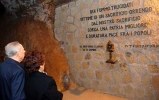 Il Presidente Ciampi, con a fianco il Delegato Nazionale dell'ANFIM Rosina Stame,  rende omaggio alle vittime  del massacro delle Fosse Ardeatine, sostando all'interno della Grotta dell'eccidio.