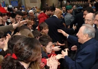 Il Presidente Ciampi al termine della cerimonia commemorativa del 62&#176; anniversario dell'eccidio delle Fosse Ardeatine, saluta i numerosi giovani presenti.