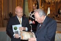 Il Presidente Ciampi riceve dal Prof. Louis Godard, Consigliere del Presidente per la conservazione del patrimonio artistico della dotazione presidenziale, il terzo numero della Rivista &quot;Il Quirinale - Rivista d'Arte e Storia&quot;