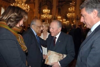 Il Presidente Ciampi si intrattiene con alcuni invitati alla cerimonia di presentazione  del terzo numero della rivista &quot;Il Quirinale - Rivista d'Arte e Storia&quot;, al termine dell'incontro
