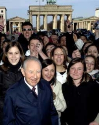 Il Presidente Ciampi salutato da un gruppo di ragazzi italiani all'uscita dall'albergo. Sullo sfondo la Porta di Brandeburgo