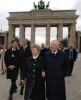 Il Presidente Ciampi con la moglie Franca durante la breve passeggiata nei pressi della Porta di Brandeburgo