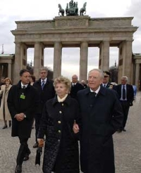 Il Presidente Ciampi con la moglie Franca durante la breve passeggiata nei pressi della Porta di Brandeburgo