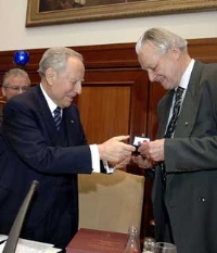 Il Presidente Ciampi con il Prof. Max Pfister al termine dell'incontro con i lettori e gli italianisti presenti nelle principali universit&#224; tedesche