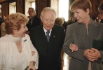 Il Presidente Ciampi con Valeria Valeri e Ottavia Piccolo, insignite rispettivemente con le Onorificenze di Grande Ufficiale e Commendatore dell'OMRI, in occasione dell'incontro con i candidati ai Premi David di Donatello 2006.