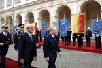 Il Presidente Ciampi, accompagnato dal Ministro della Difesa Antonio Martino, passa in rassegna i Gonfaloni insigniti della Medaglia d'Oro al Merito Civile in occasione della ricorrenza del 61&#176; Anniversario della Liberazione