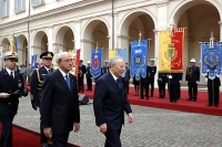 Il Presidente Ciampi, accompagnato dal Ministro della Difesa Antonio Martino, passa in rassegna i Gonfaloni insigniti della Medaglia d'Oro al Merito Civile in occasione della ricorrenza del 61&#176; Anniversario della Liberazione