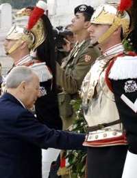 Il Presidente Ciampi, all'Altare della Patria, rende omaggio al Milite Ignoto in occasione del 61&#176;anniversario della Liberazione