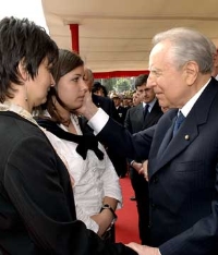 Il Presidente Ciampi, consegna la Medaglia d'Oro al Valor Civile alla Memoria del Vigile Esperto, Enio Salvi, alla moglie Paola Sonsogni, nella foto con la figlia, in occasione dell'anniversario del Corpo Nazionale dei Vigili del Fuoco.