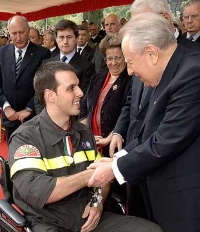 Il Presidente Ciampi consegna la Medaglia d'Oro al Valor Civile al Vigile Volontario Discontinuo Michele Chiodi, in occasione della cerimonia al Colosseo per l'anniversario del Corpo Nazionale dei Vigili del Fuoco.