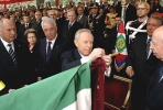 Il Presidente Ciampi consegna la Medaglia d'Oro al Merito Civile alla Bandiera del Corpo Nazionale dei Vigili del Fuoco, in occasione della rassegna annuale.