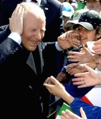 Il Presidente Ciampi tra gli studenti che lo invocano in occasione della visita alla citt&#224; natia