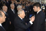 Il Presidente Ciampi consegna la Medaglia d'Oro al Valor Civile alla Memoria, conferita al Vice Sovrintendente Rocco Giovanni Vallelonga, al figlio Giuseppe, in occasione della Festa della Polizia