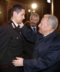 Il Presidente Ciampi conforta il fratello di Luca Polsinelli, Eugenio, al centro il pap&#224; Emilio, durante i funerali del giovane ucciso in Afghanistan.