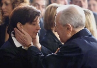 Il conforto del Presidente Ciampi alla Signora Teresa Greco, madre di Luca Polsinelli il giovane ucciso in Afghanistan, durante i solenni funerali nella Basilica di Santa Maria degli Angeli.
