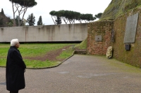 Il Presidente Sergio Mattarella rende omaggio alle Fosse Ardeatine