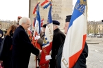 Il Presidente Sergio Mattarella nel corso della deposizione di una corona d'alloro all'Arco di Trionfo