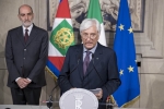 Il Segretario Generale della Presidenza della Repubblica Ugo Zampetti annuncia il conferimento 