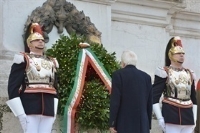 Il Presidente della Repubblica Sergio Mattarella depone una corona d'alloro sulla Tomba del Milite Ignoto