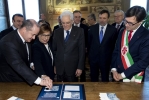 Il Presidente della Repubblica Sergio Mattarella assiste all’annullo filatelico  in occasione della cerimonia di inaugurazione dell’anno accademico 2018-2019 dell’Università degli Studi di Firenze