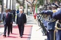 Il Presidente della Repubblica Sergio Mattarella a Palazzo Presidenziale con il Presidente della Repubblica dell'Angola, João Lourenço durante gli onori militari